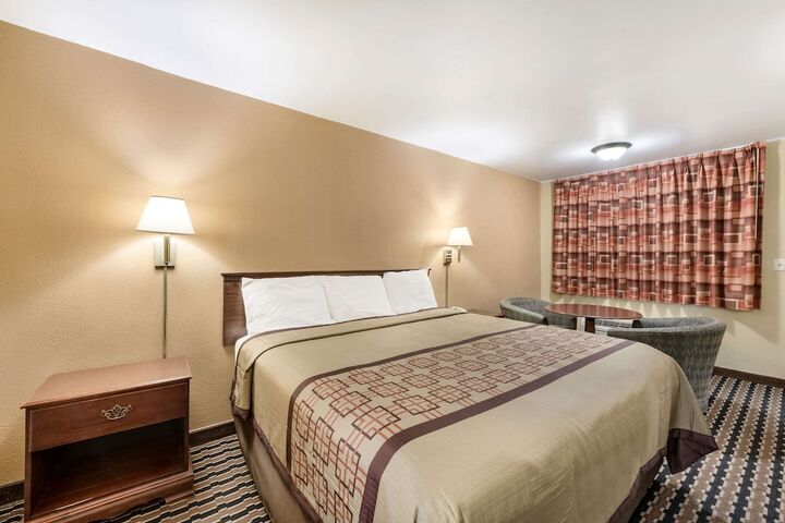 1 King Bed (1 of 10)