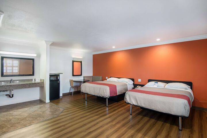 Room 17 of 34