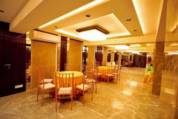 Ballroom/Hall 37 of 45