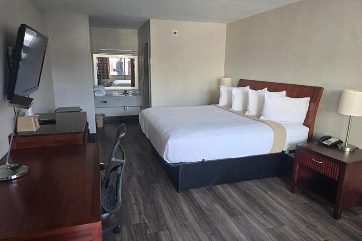 1 King Bed Accessible Bathtub (6 of 7)