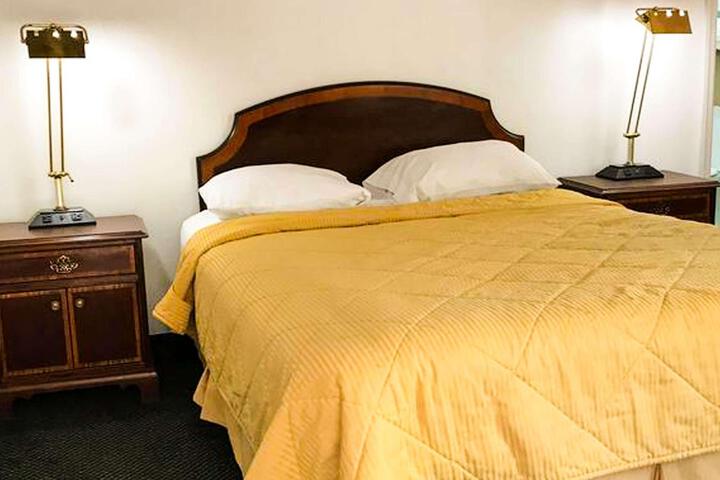 1 Queen Bed (9 of 10)