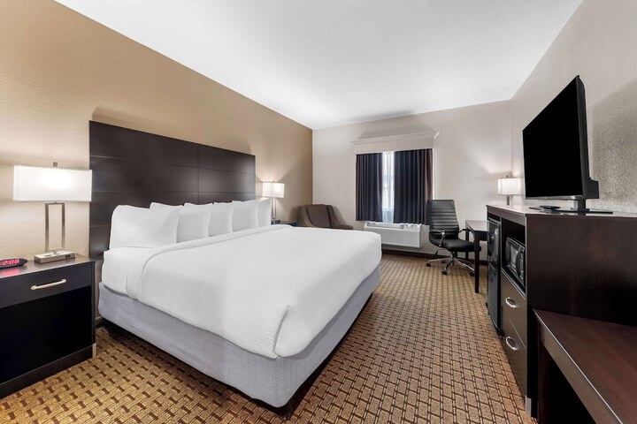 1 King Bed Microwave and Refrigerator WiFi Full Breakfast (5 of 26)