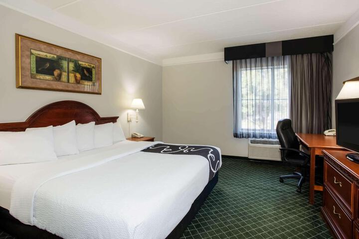 Deluxe King Bed (8 of 13)