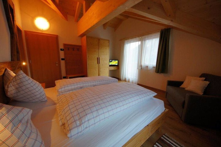 Room 4 of 14