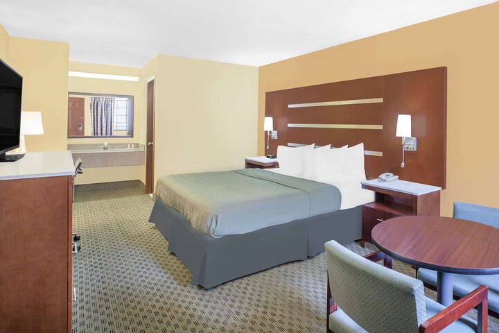 1 King Bed (3 of 9)
