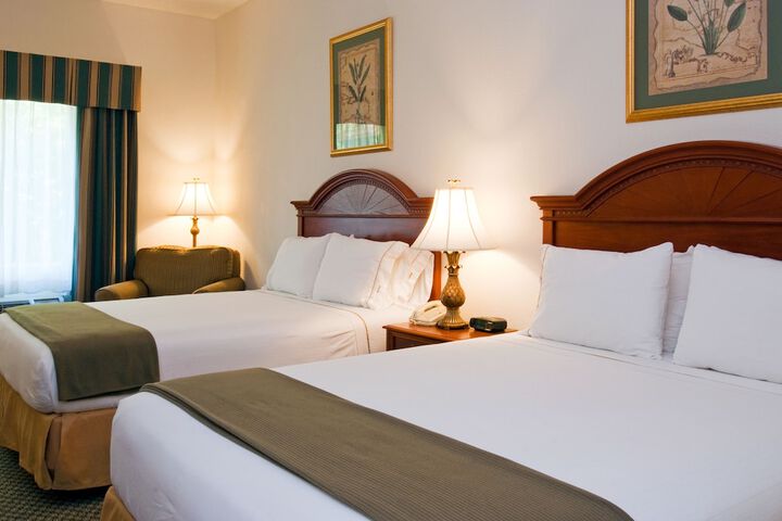 1 Queen Bed (7 of 15)
