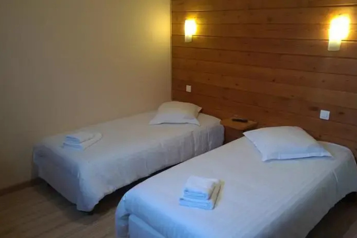Room 2 of 10