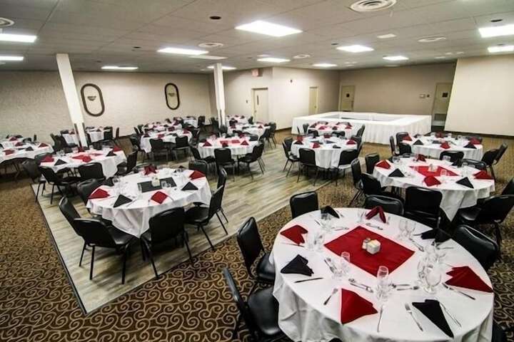 Ballroom/Hall 19 of 33