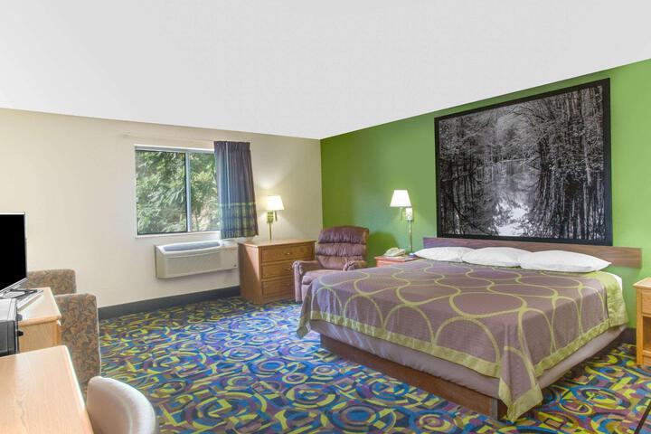 1 King Bed (4 of 8)