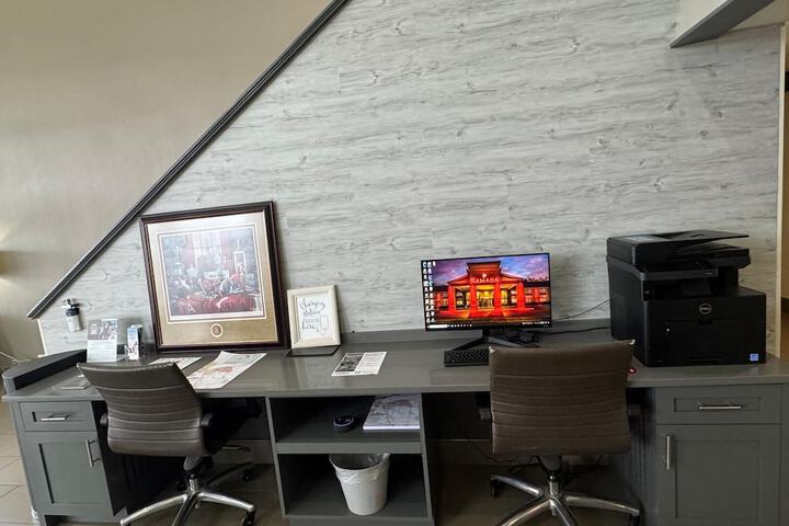 Business Center 90 of 92