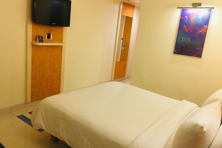 Room 9 of 36