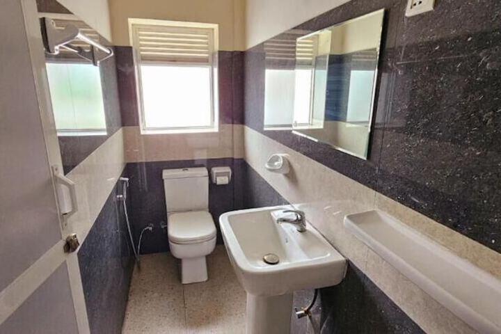 Room 6 of 12