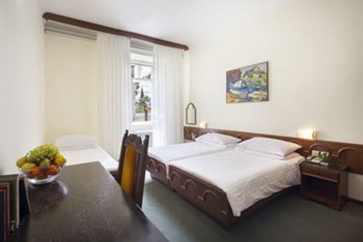 Room 8 of 18