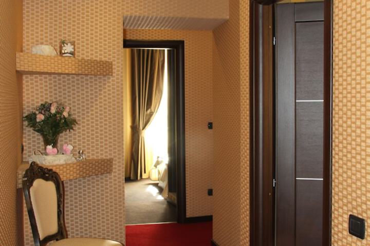Ballroom/Hall 28 of 36