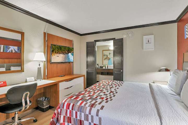 1 King Bed (4 of 14)