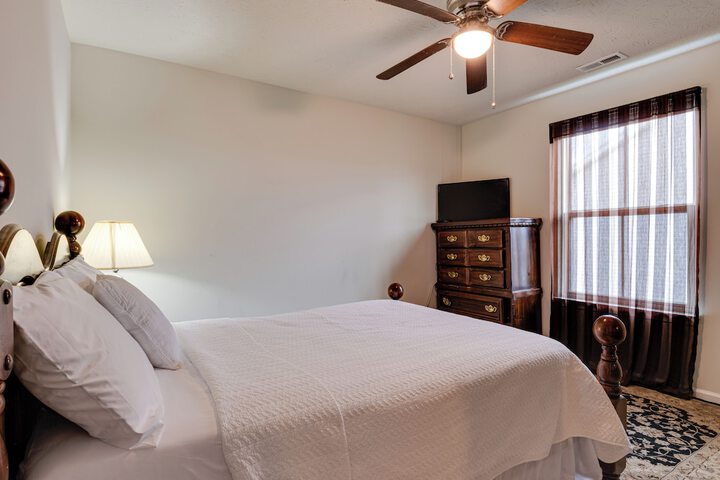 Spacious Home w / Fireplace - Near Golf!