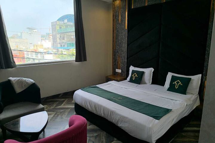 Room 5 of 11