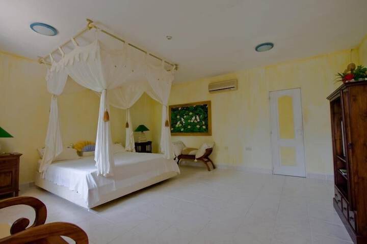 Room 5 of 16