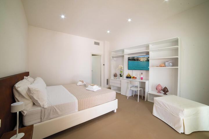 Room 6 of 30