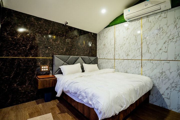 Room 13 of 44