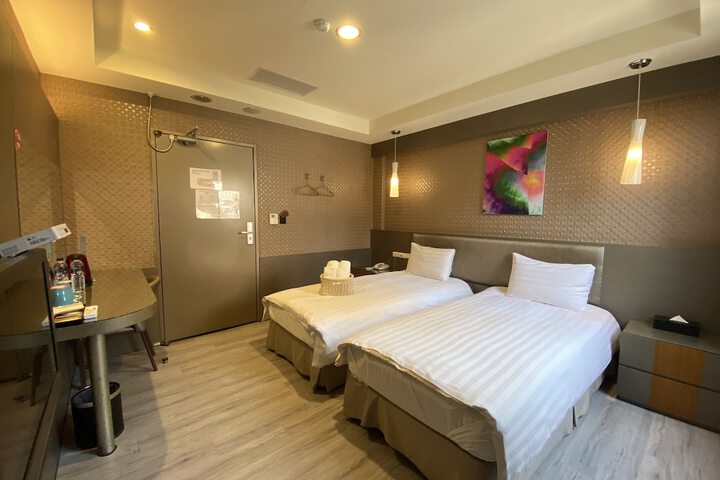 Room 16 of 38