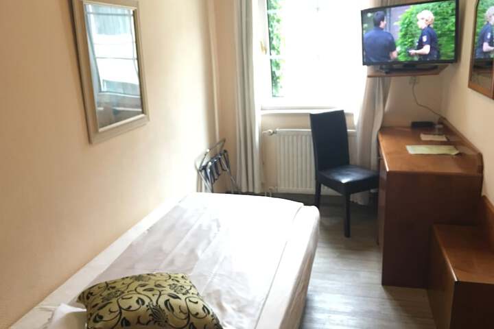 Room 4 of 39