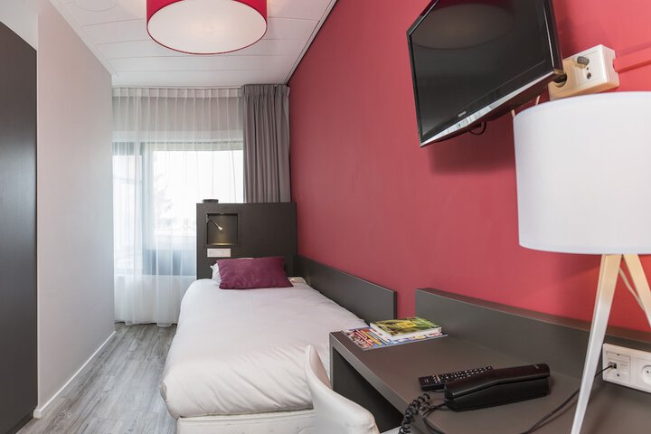 Room 6 of 63