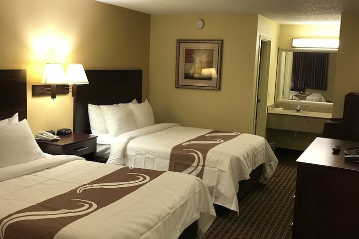 2 Queen Beds (1 of 9)