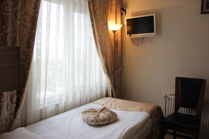 Room 6 of 25