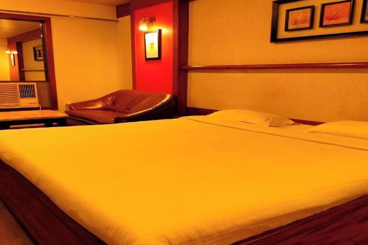 Room 17 of 38
