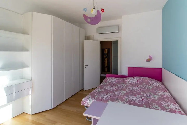 Room 2 of 16