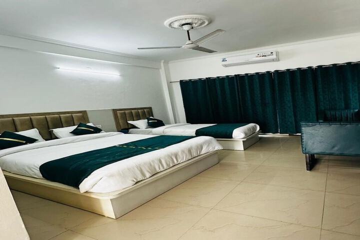 Room 9 of 18