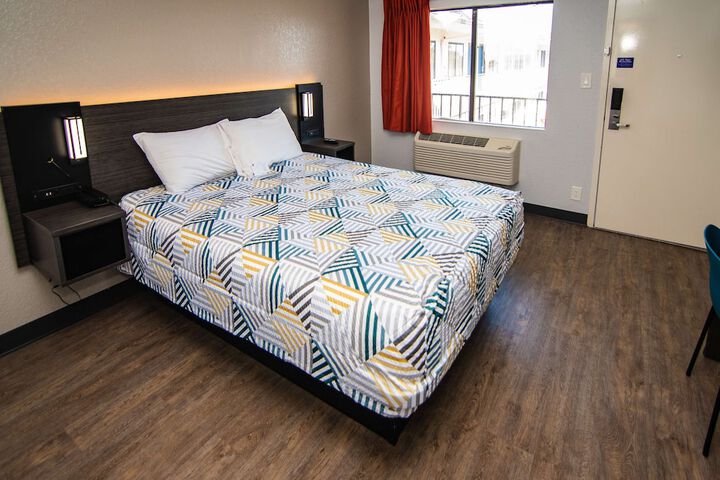 1 Queen Bed (18 of 19)