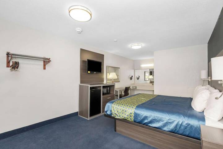 1 Queen Bed (4 of 31)