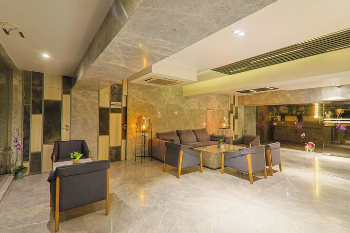 Entrance & Lobby