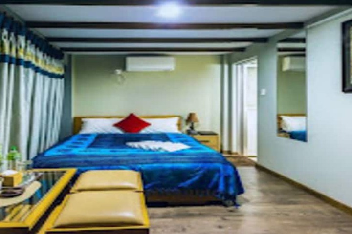 Room 4 of 8