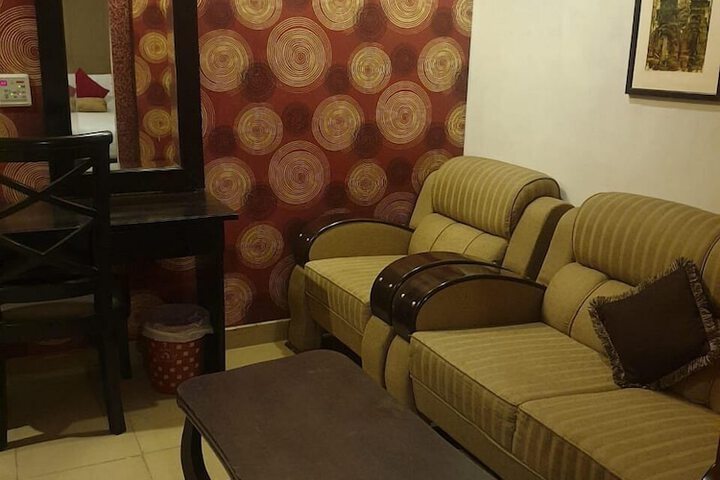 Room 4 of 12