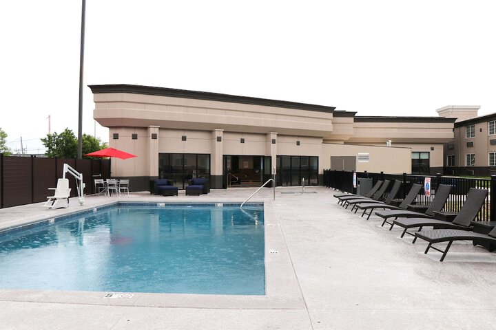 Pool 33 of 63