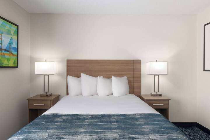 1 Queen Bed Accessible Room (3 of 14)