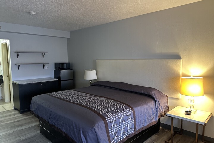 1 King Bed (5 of 7)
