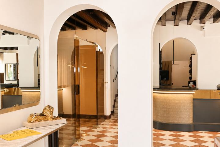 Entrance & Lobby