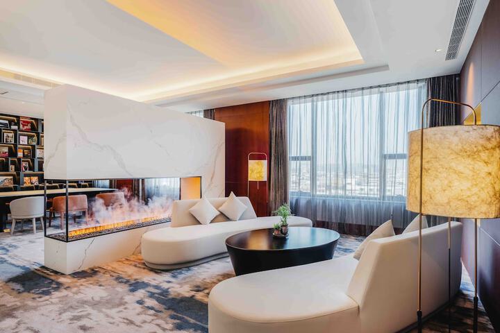 Lounge 84 of 98
