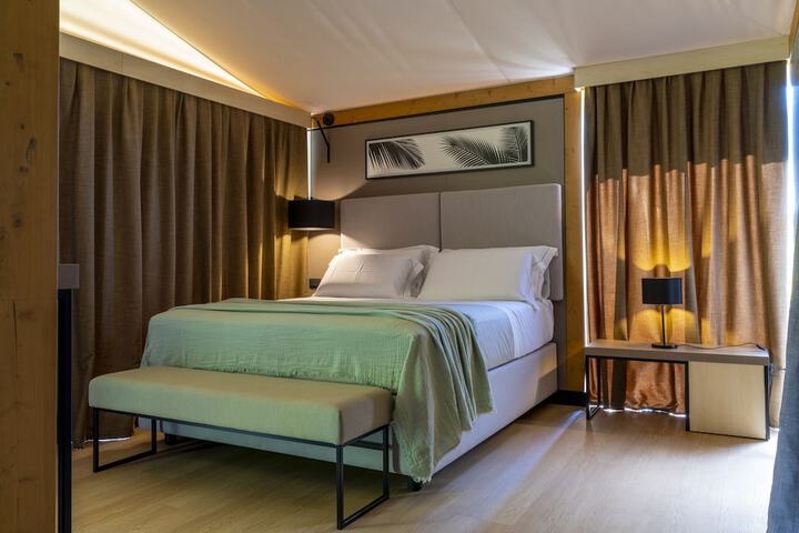 Room 8 of 33