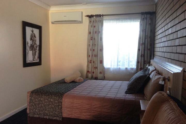 Room 2 of 32