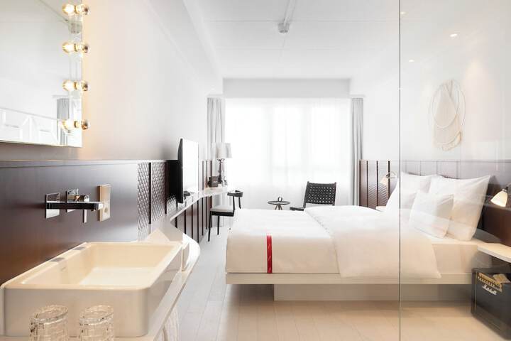Room 14 of 84