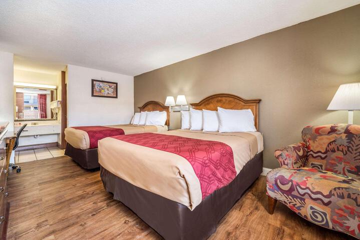 2 Queen Beds (1 of 6)