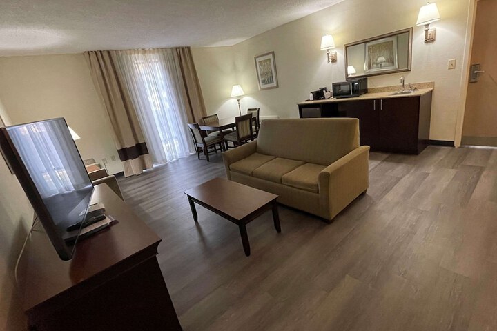 1 Queen Bed Accessible (3 of 46)