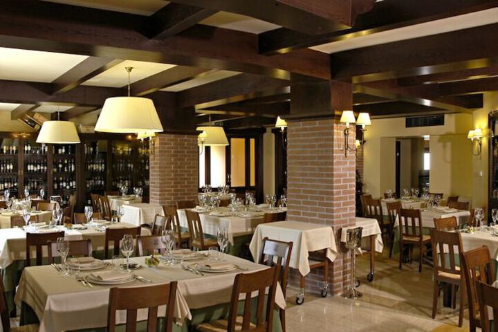 Dining 45 of 55