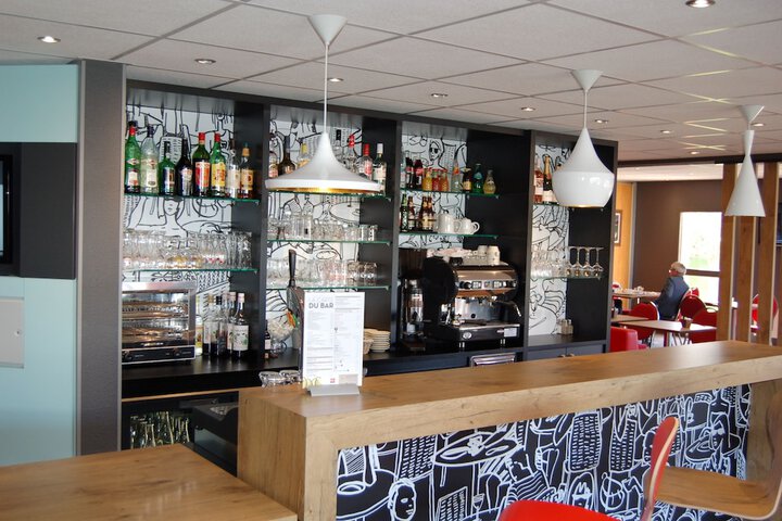 Lounge 44 of 63