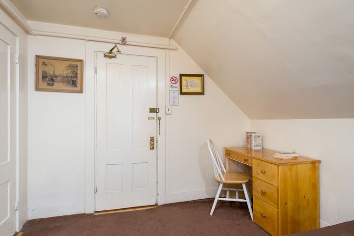 Room 8 of 30